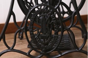 シンガー社(SINGER)　ヒノキ材　リメイク　お洒落なインテリアにおすすめなミシンテーブル(シンガーミシン、サイドテーブル、カフェテーブル、ミシン台)(R-042227)
