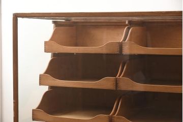 アンティーク家具　イギリスアンティーク　レトロな雰囲気漂うお洒落なシャツケース(ガラスケース、ショーケース)(R-042232)