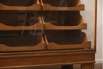 アンティーク家具　イギリスアンティーク　レトロな雰囲気漂うお洒落なシャツケース(ガラスケース、ショーケース)(R-042232)