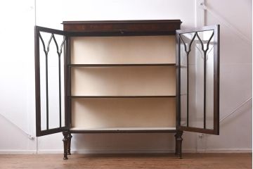 アンティーク家具　イギリスアンティーク　マホガニー材　エレガントな佇まいが魅力のガラスキャビネット(ガラスケース、陳列棚、ショーケース)(R-042233)