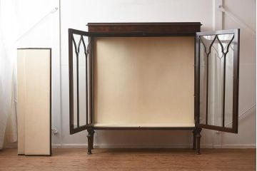 アンティーク家具　イギリスアンティーク　マホガニー材　エレガントな佇まいが魅力のガラスキャビネット(ガラスケース、陳列棚、ショーケース)(R-042233)