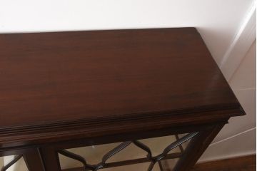 アンティーク家具　イギリスアンティーク　マホガニー材　エレガントな佇まいが魅力のガラスキャビネット(ガラスケース、陳列棚、ショーケース)(R-042233)