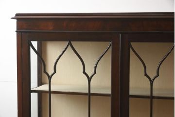 アンティーク家具　イギリスアンティーク　マホガニー材　エレガントな佇まいが魅力のガラスキャビネット(ガラスケース、陳列棚、ショーケース)(R-042233)