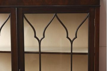 アンティーク家具　イギリスアンティーク　マホガニー材　エレガントな佇まいが魅力のガラスキャビネット(ガラスケース、陳列棚、ショーケース)(R-042233)