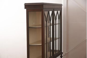 アンティーク家具　イギリスアンティーク　マホガニー材　エレガントな佇まいが魅力のガラスキャビネット(ガラスケース、陳列棚、ショーケース)(R-042233)