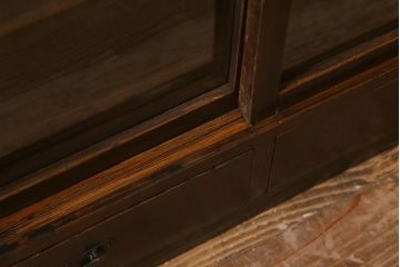 和製アンティーク　大正昭和初期　落ち着いた木色がシックなガラス戸棚(戸棚、飾り棚、収納棚、食器棚)(R-042244)