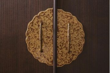 中古　伝統工芸品　唐草金具　繊細な意匠金具が目を引く加茂総桐箪笥のワードローブ(総桐たんす、洋服タンス、衣装タンス)(定価約120万円)(R-042250)