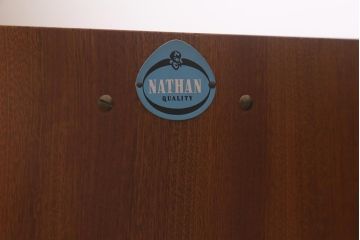 ヴィンテージ家具　イギリス　チーク材　Nathan(ネイサン)　扉が作業台になるキャビネット(収納棚、カップボード、ビンテージ)(R-042252)