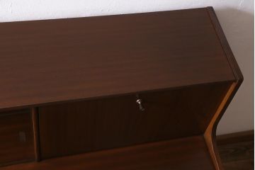 ヴィンテージ家具　イギリス　チーク材　Nathan(ネイサン)　扉が作業台になるキャビネット(収納棚、カップボード、ビンテージ)(R-042252)