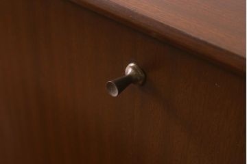 ヴィンテージ家具　イギリス　チーク材　Nathan(ネイサン)　扉が作業台になるキャビネット(収納棚、カップボード、ビンテージ)(R-042252)