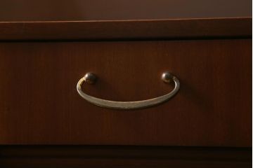 ヴィンテージ家具　イギリス　チーク材　Nathan(ネイサン)　扉が作業台になるキャビネット(収納棚、カップボード、ビンテージ)(R-042252)