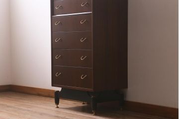 ヴィンテージ家具　北欧家具　オーク材　G-PLAN(ジープラン)　BB(Black&Brass)シリーズ　モダンなデザインのチェスト(サイドチェスト、引き出し、ビンテージ)(R-042264)