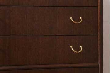 ヴィンテージ家具　北欧家具　オーク材　G-PLAN(ジープラン)　BB(Black&Brass)シリーズ　モダンなデザインのチェスト(サイドチェスト、引き出し、ビンテージ)(R-042264)