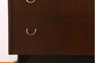 ヴィンテージ家具　北欧家具　オーク材　G-PLAN(ジープラン)　BB(Black&Brass)シリーズ　モダンなデザインのチェスト(サイドチェスト、引き出し、ビンテージ)(R-042264)