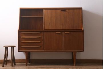 ヴィンテージ家具　北欧家具　Younger(ヤンガー社)　チーク材　細部までこだわったデザインのカップボード(キャビネット、ハイボード、収納棚、ビンテージ)(R-042266)