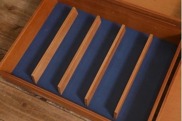 ヴィンテージ家具　北欧家具　Younger(ヤンガー社)　チーク材　細部までこだわったデザインのカップボード(キャビネット、ハイボード、収納棚、ビンテージ)(R-042266)