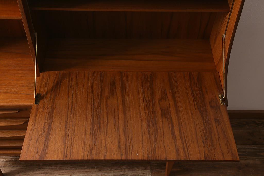 ヴィンテージ家具　北欧家具　Younger(ヤンガー社)　チーク材　細部までこだわったデザインのカップボード(キャビネット、ハイボード、収納棚、ビンテージ)(R-042266)