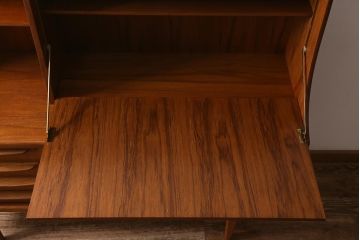 ヴィンテージ家具　北欧家具　Younger(ヤンガー社)　チーク材　細部までこだわったデザインのカップボード(キャビネット、ハイボード、収納棚、ビンテージ)(R-042266)