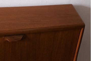 ヴィンテージ家具　北欧家具　Younger(ヤンガー社)　チーク材　細部までこだわったデザインのカップボード(キャビネット、ハイボード、収納棚、ビンテージ)(R-042266)