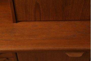 ヴィンテージ家具　北欧家具　Younger(ヤンガー社)　チーク材　細部までこだわったデザインのカップボード(キャビネット、ハイボード、収納棚、ビンテージ)(R-042266)