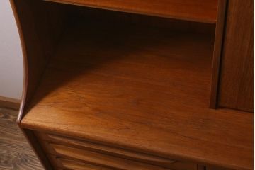 ヴィンテージ家具　北欧家具　Younger(ヤンガー社)　チーク材　細部までこだわったデザインのカップボード(キャビネット、ハイボード、収納棚、ビンテージ)(R-042266)