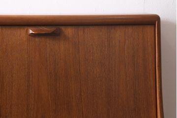 ヴィンテージ家具　北欧家具　Younger(ヤンガー社)　チーク材　細部までこだわったデザインのカップボード(キャビネット、ハイボード、収納棚、ビンテージ)(R-042266)