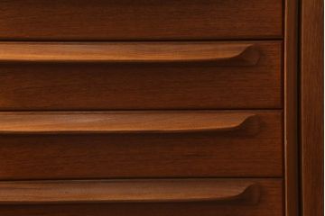 ヴィンテージ家具　北欧家具　Younger(ヤンガー社)　チーク材　細部までこだわったデザインのカップボード(キャビネット、ハイボード、収納棚、ビンテージ)(R-042266)