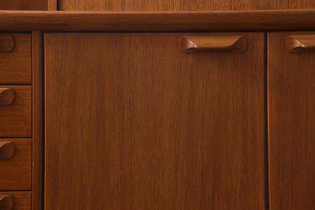ヴィンテージ家具　北欧家具　Younger(ヤンガー社)　チーク材　細部までこだわったデザインのカップボード(キャビネット、ハイボード、収納棚、ビンテージ)(R-042266)
