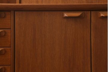 ヴィンテージ家具　北欧家具　Younger(ヤンガー社)　チーク材　細部までこだわったデザインのカップボード(キャビネット、ハイボード、収納棚、ビンテージ)(R-042266)