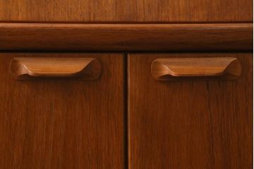 ヴィンテージ家具　北欧家具　Younger(ヤンガー社)　チーク材　細部までこだわったデザインのカップボード(キャビネット、ハイボード、収納棚、ビンテージ)(R-042266)