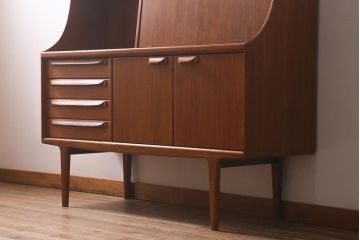 ヴィンテージ家具　北欧家具　Younger(ヤンガー社)　チーク材　細部までこだわったデザインのカップボード(キャビネット、ハイボード、収納棚、ビンテージ)(R-042266)