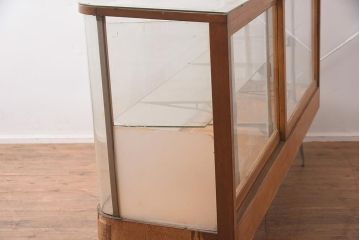 レトロ家具　脚付き　ディスプレイが見やすいRガラスの木製ガラスケース(ショーケース、陳列棚、飾り棚)(R-042267)