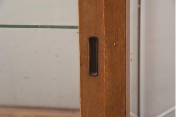 レトロ家具　脚付き　ディスプレイが見やすいRガラスの木製ガラスケース(ショーケース、陳列棚、飾り棚)(R-042267)