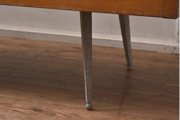 レトロ家具　脚付き　ディスプレイが見やすいRガラスの木製ガラスケース(ショーケース、陳列棚、飾り棚)(R-042267)