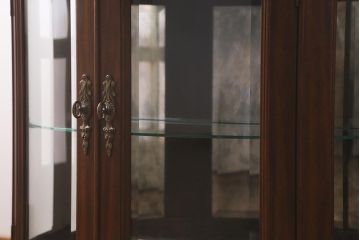 中古　DREXEL HERITAGE(ドレクセルヘリテイジ)　Cameo Classics(キャメオクラシックス)　照明付き　ホールチェスト(ショーケース、飾り棚、収納棚)(定価約73万円)(R-042275)