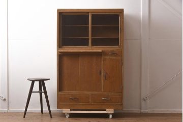 レトロ家具　作業台付き　ナチュラルスタイルにも合う食器棚(収納棚、キャビネット)(R-042278)