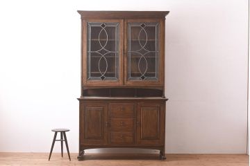 アンティーク家具　イギリスアンティーク　オーク材　凝ったステンドガラスが目を引くカップボード(キャビネット、飾り棚、収納棚、食器棚)(R-042279)