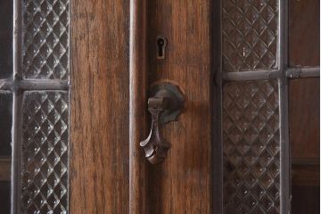 アンティーク家具　イギリスアンティーク　オーク材　凝ったステンドガラスが目を引くカップボード(キャビネット、飾り棚、収納棚、食器棚)(R-042279)