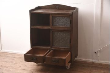 アンティーク家具　ダイヤガラス　ワンポイントのレリーフがおしゃれな戸棚(収納棚、キャビネット)(R-042282)