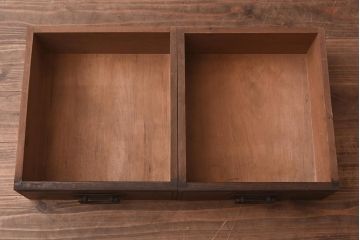 アンティーク家具　ダイヤガラス　ワンポイントのレリーフがおしゃれな戸棚(収納棚、キャビネット)(R-042282)