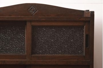 アンティーク家具　ダイヤガラス　ワンポイントのレリーフがおしゃれな戸棚(収納棚、キャビネット)(R-042282)