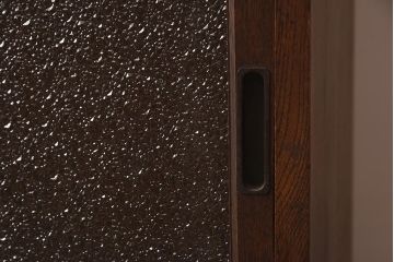 アンティーク家具　ダイヤガラス　ワンポイントのレリーフがおしゃれな戸棚(収納棚、キャビネット)(R-042282)