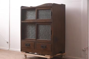 アンティーク家具　ダイヤガラス　ワンポイントのレリーフがおしゃれな戸棚(収納棚、キャビネット)(R-042282)