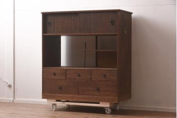 【簡易リペア限定品】アンティーク建具　指物家具　工芸家具　総桐材　桑材の取っ手が施された上手物の茶棚(戸棚)(R-042283)