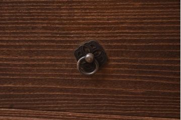 【簡易リペア限定品】アンティーク建具　指物家具　工芸家具　総桐材　桑材の取っ手が施された上手物の茶棚(戸棚)(R-042283)