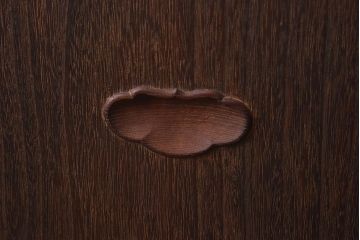 【簡易リペア限定品】アンティーク建具　指物家具　工芸家具　総桐材　桑材の取っ手が施された上手物の茶棚(戸棚)(R-042283)