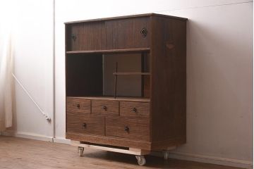 アンティーク家具　指物家具　工芸家具　総桐材　桑材の取っ手が施された上手物の茶棚(戸棚)(R-042283)