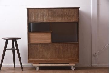 アンティーク家具　指物家具　工芸家具　総桐材　桑材の取っ手が施された上手物の茶棚(戸棚)(R-042283)