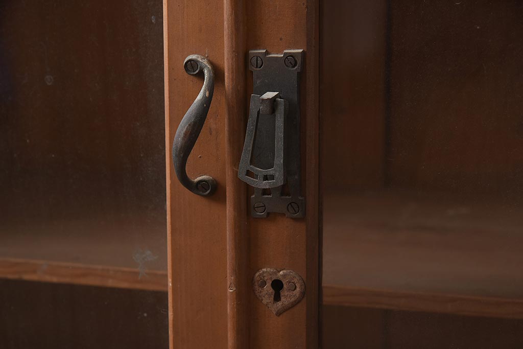 アンティーク家具　引き出し付き　レトロな雰囲気漂うガラス扉の収納棚(本箱、キャビネット)(R-042289)