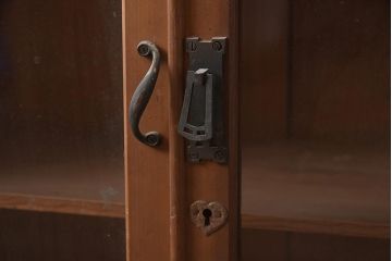 アンティーク家具　引き出し付き　レトロな雰囲気漂うガラス扉の収納棚(本箱、キャビネット)(R-042289)